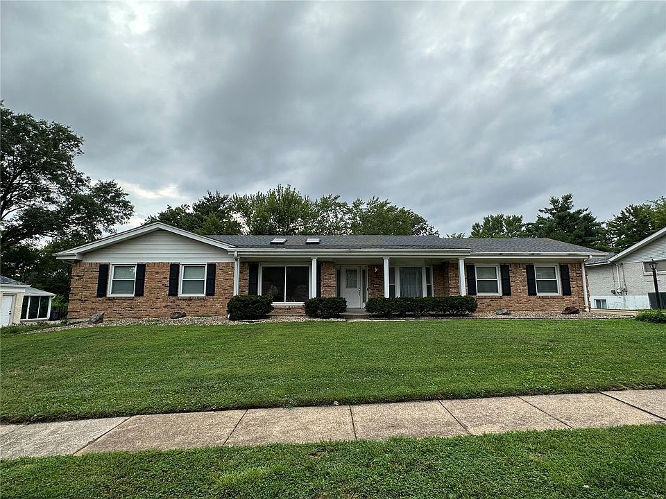 1st image of 214 Glen Cove Dr