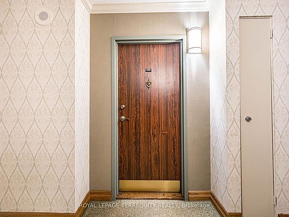 4th image of 812 Burnhamthorpe Rd #1809