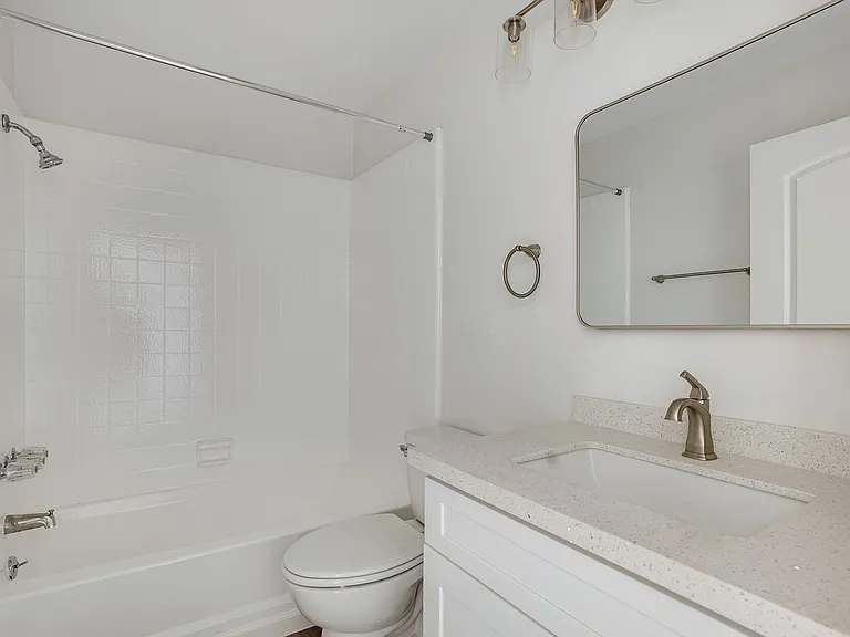 Windsor Arms Apartments — Photo 24