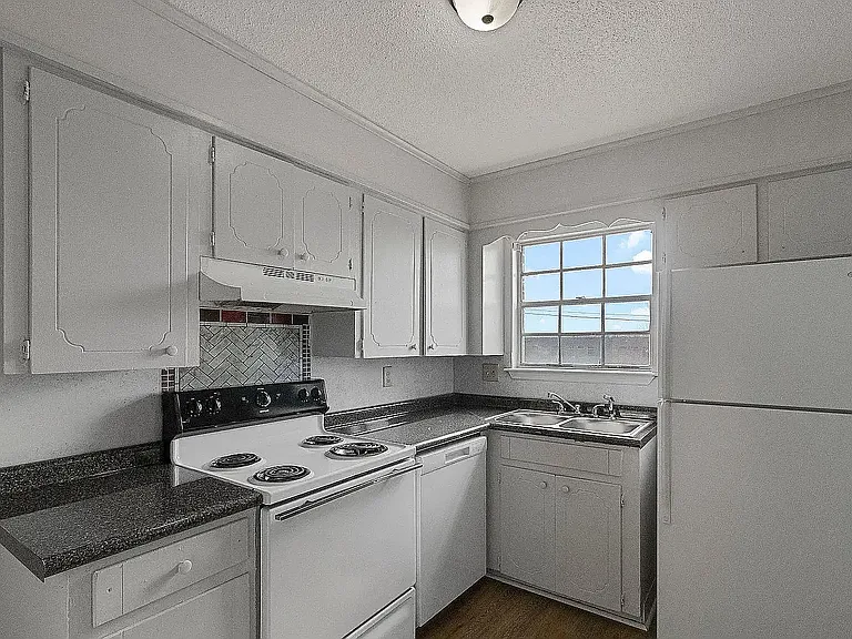 2605 W 58th St #10 — Photo 6