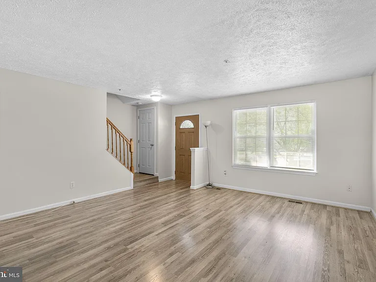 1043 Debbie Ave — Photo 5