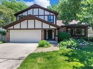 6439 Coach House Rd, Lisle, IL 60532