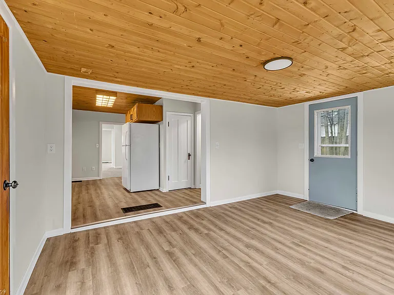 233 W North St — Photo 9