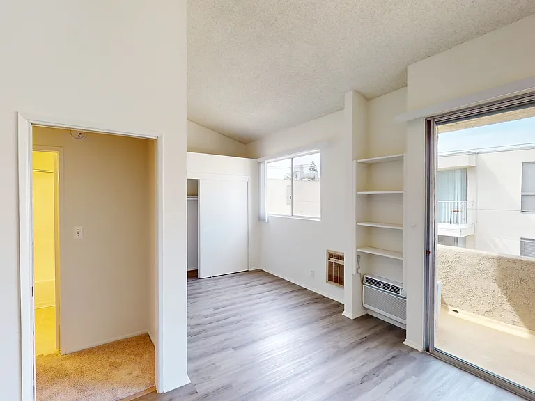 Barry Apartments — Photo 12