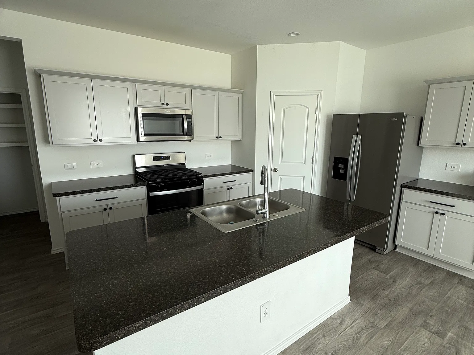 5 bed, 2498 sqft, $2,395 — Photo 4