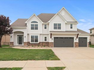 1854 NE Park Ridge Dr, Lees Summit, MO 64064