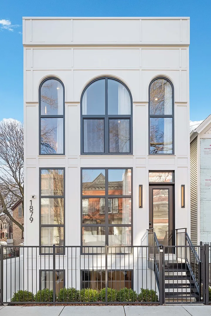 1879 N Hoyne Ave photo 1