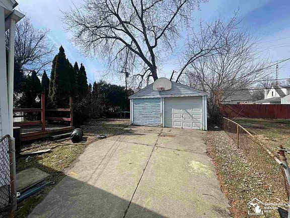 4th image of 828 Woodville Ave