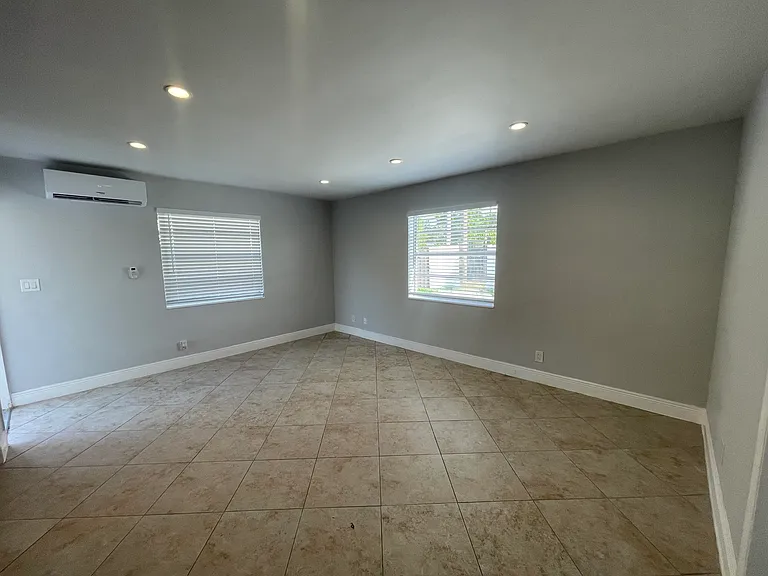 215 SW 16th St #4 — Photo 9