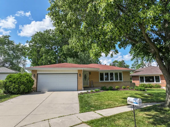 2135 N Haig Ct, Palatine, IL 60074