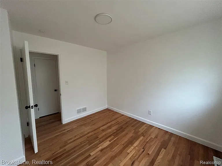 26707 Penn St — Photo 13