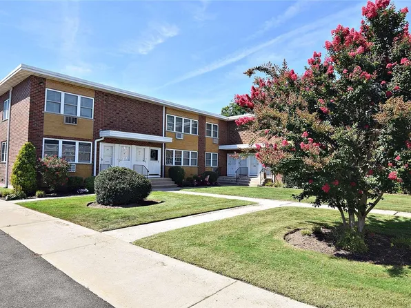 35 Farber Drive #35, West Babylon, NY 11704