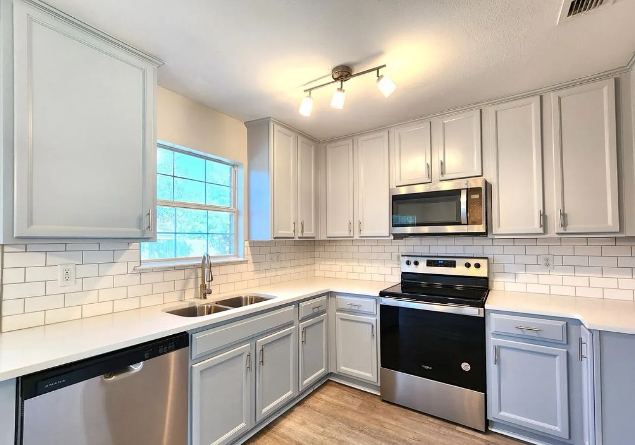 14031 Seymour Dr — Photo 2