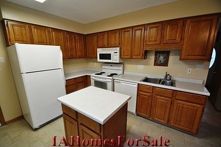 Kitchen - Lots of cabinet space