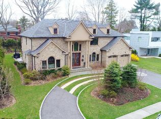 36 Pebble Ln, Roslyn Heights, NY 11577