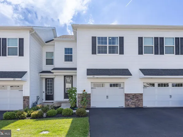 121 Golden Vale Dr, Royersford, PA 19468