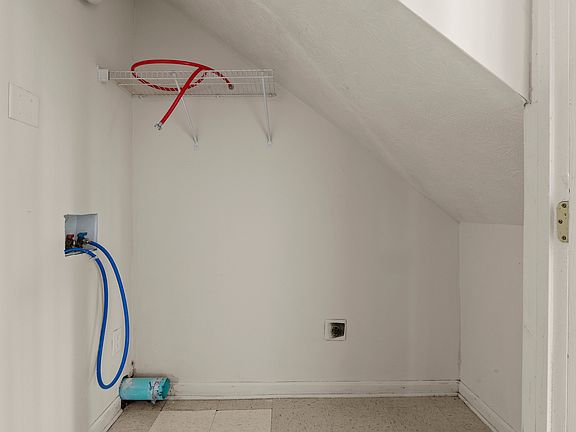 4th image of 10403 Hillpark Dr