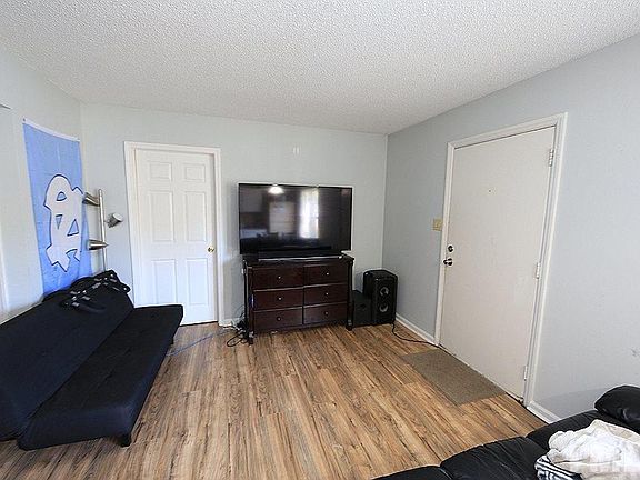 4th image of 204 N Roberson St