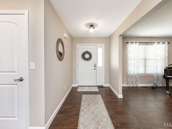 4th image of 832 Bridgeway Dr