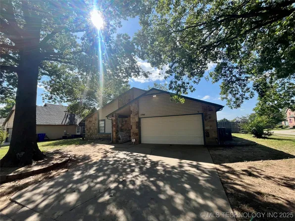 1700 S Cypress Ave, Broken Arrow, OK 74012