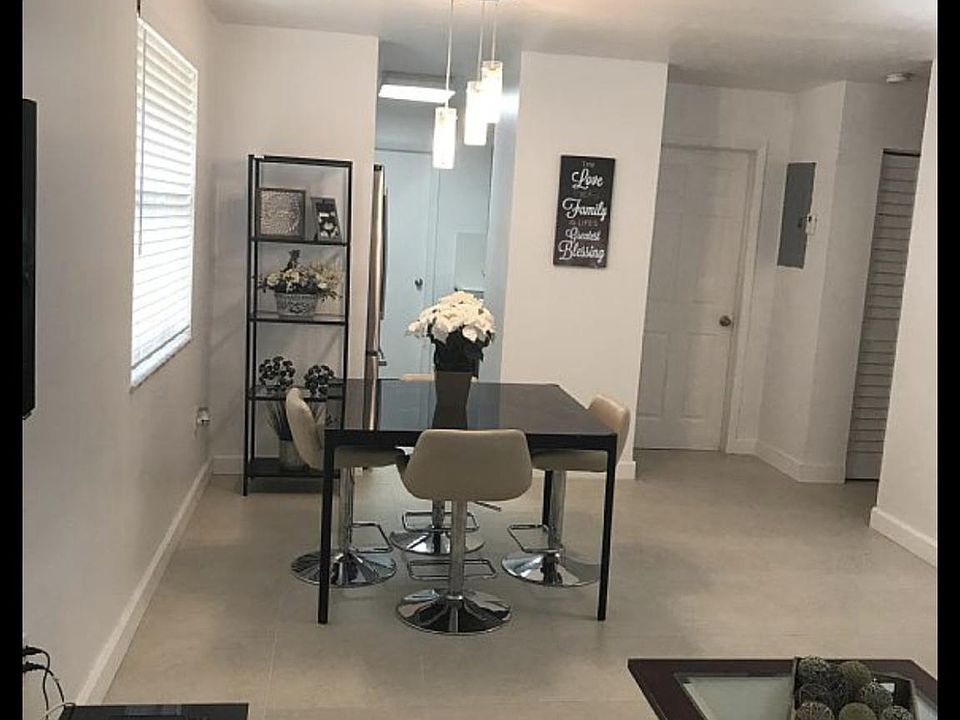 Living with with table for 4 people 