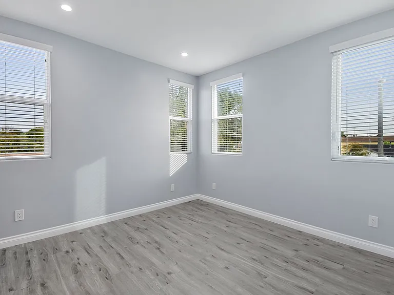 513 S Oak St — Photo 16
