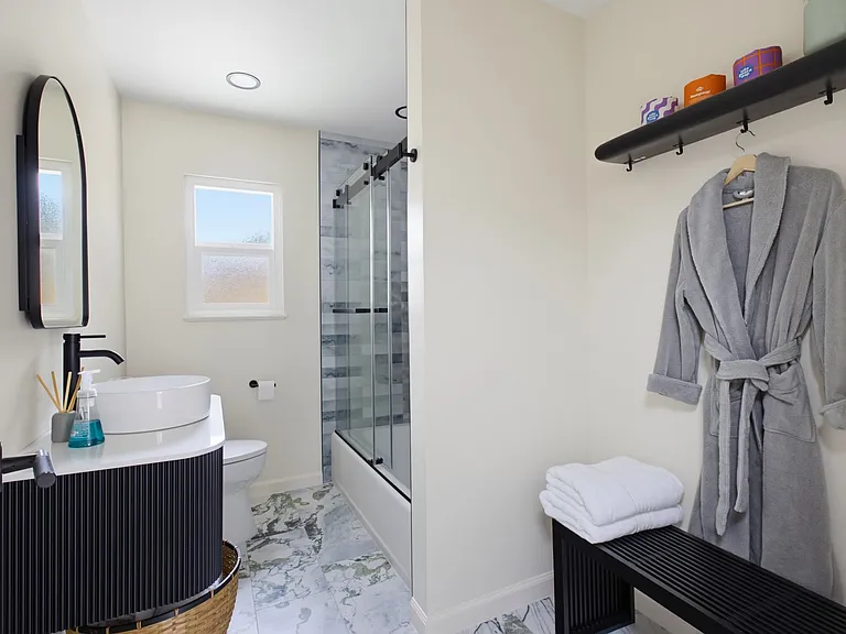 Fully remodeled with a new toilet and bidet (Pic 1)