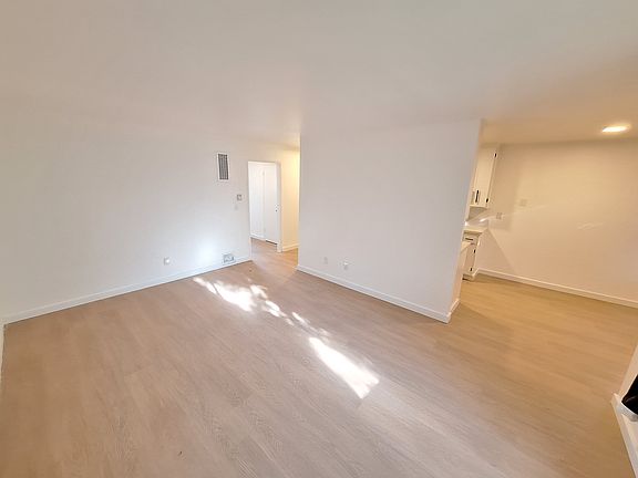 5th image of 11754 Runnymede St #121