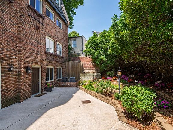 Front patio / entrance