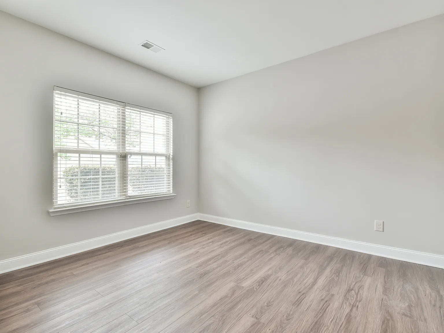 4 bed, 2.5 bath, 2302 sqft, $2,245 — Photo 3