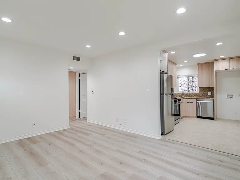 323 N Louise St #A — Photo 4