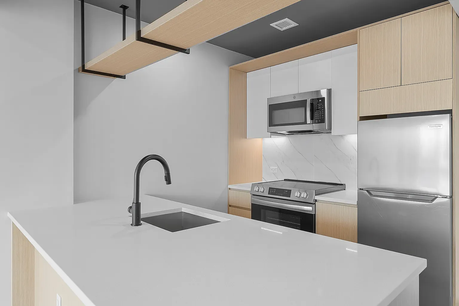 77-63 Vleigh Place — Photo 3