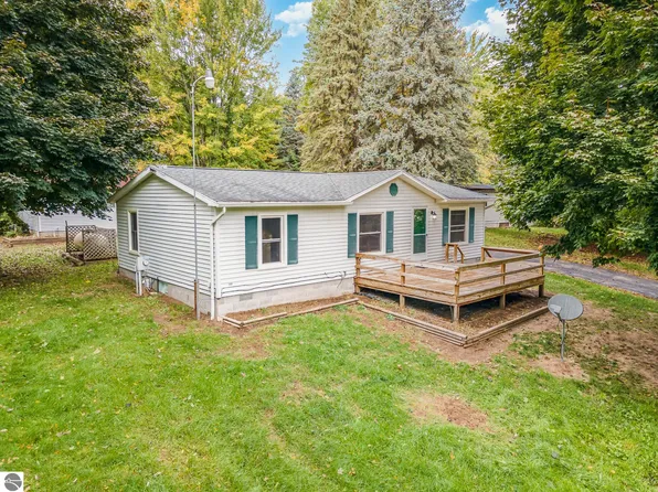 1079 Duquesa Dr, Lake Isabella, MI 48893
