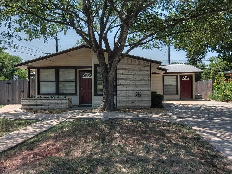 1615 Westmoor Dr #B — Photo 2
