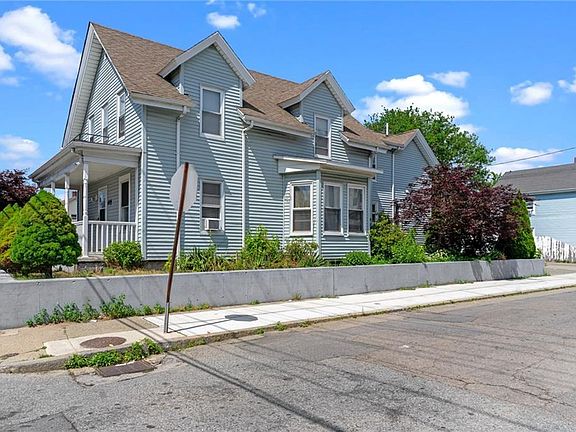 3rd image of 645 Lonsdale Ave