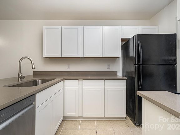4th image of 4051 Briarhill Dr