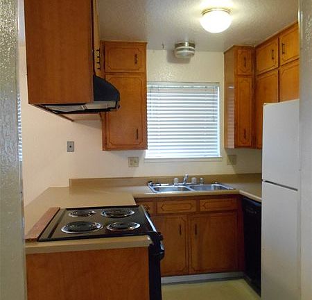 2nd image of 908 Kenwood Ave APT C