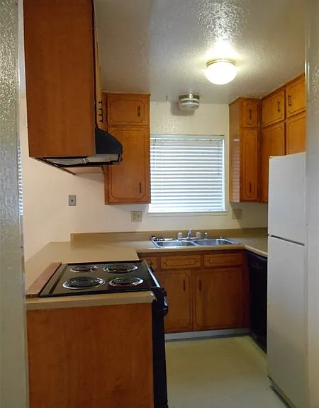 908 Kenwood Ave #C — Photo 2