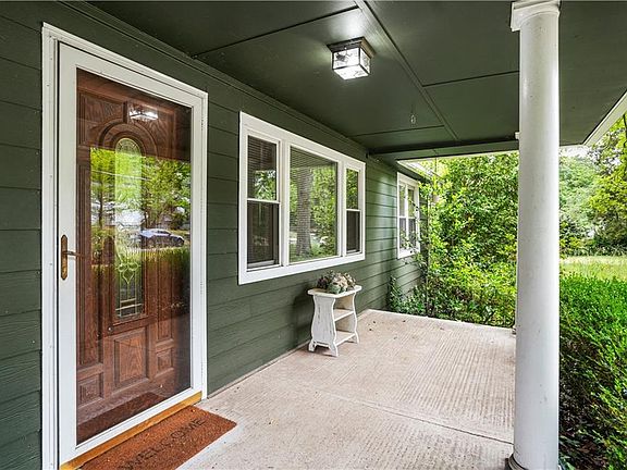 3rd image of 1084 Edie Ave SE