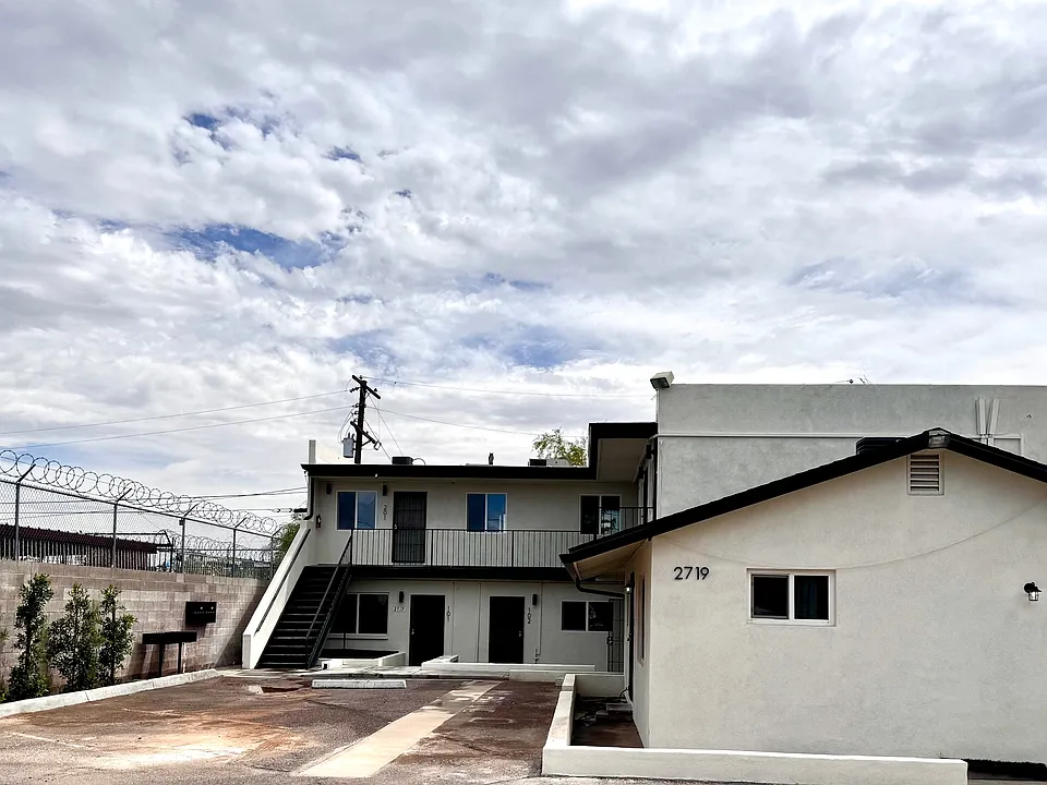 2719 W Maryland Ave #203