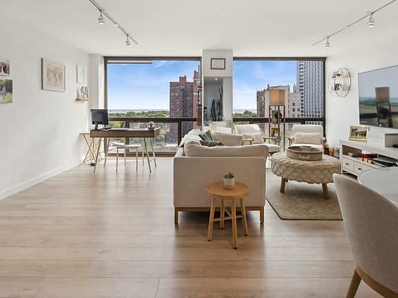 5th image of 4343 N Clarendon Ave APT 1202