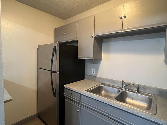 4th image of 302 Larson Ct #1