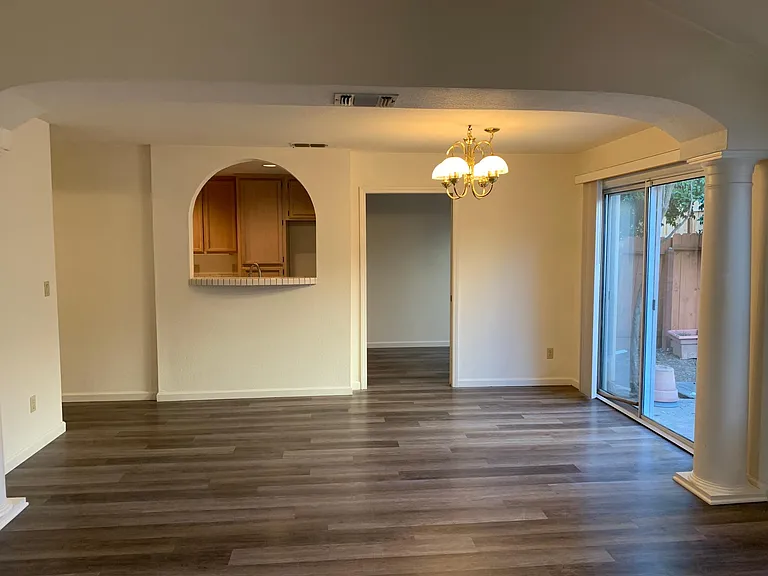 4020 Eastwood Village Ln — Photo 1