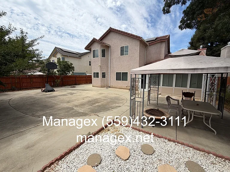 2833 E Cromwell Ave — Photo 26