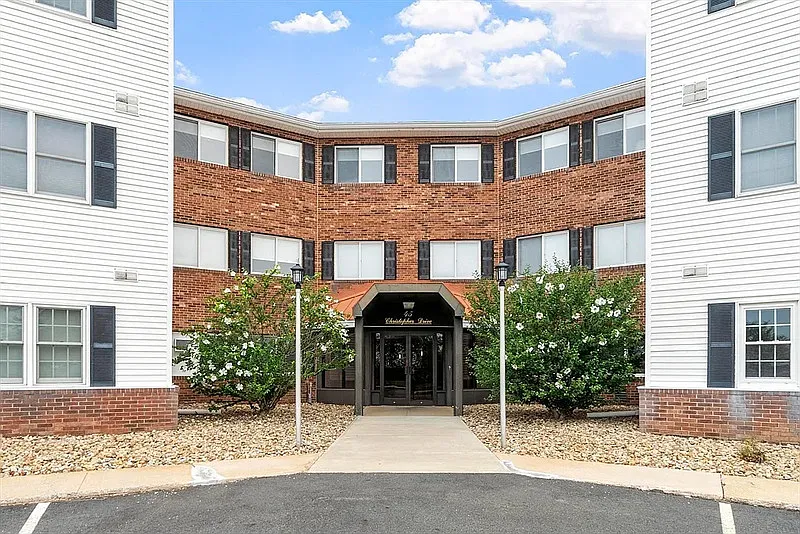 2 bed, 2.0 bath, 976 sqft, $1,890 — Photo 1