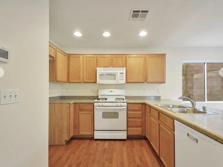 3825 Bayamon St — Photo 7