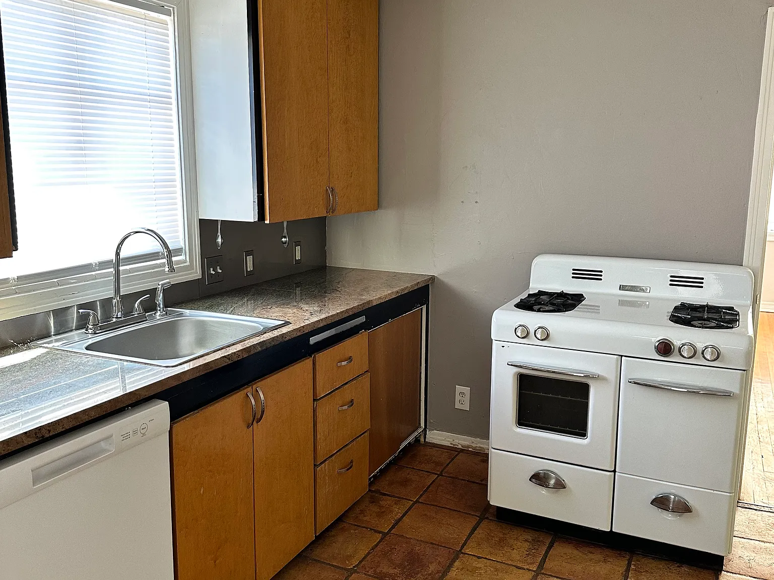 1 bed, 700 sqft, $1,000 — Photo 4