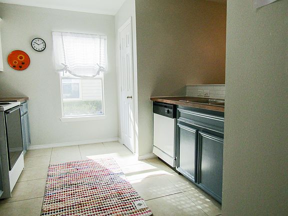3rd image of 2706 Woodridge Manor Dr
