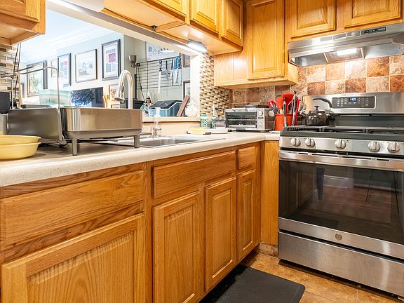 5th image of 745 Lexington Ave #1