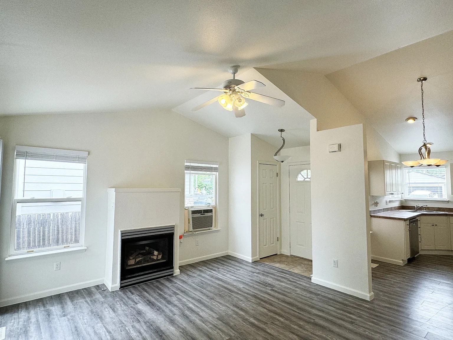 4 bed, 1998 sqft, $2,970 — Photo 4